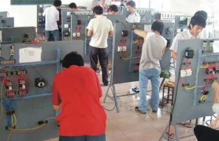 维修电工求职